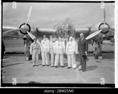 Französischer Flugchef fliegt nach Berlin. Für Gespräche mit deutschen Personalverantwortlichen. Während die umfangreichen Manöver der deutschen Armee im Gange waren, flog General Vuillemin, Chef des französischen Luftwaffenstabs, von Paris nach Berlin, um mit deutschen Stabsoffizieren zu sprechen. Der offizielle Grund für seinen Besuch ist, dass General Milch vom deutschen Luftwaffenministerium nach Frankreich zurückkehrt. General Vuillemin wurde von Kommandant Rossi, den berühmten Langstreckenfliegern, pilotiert. Foto zeigt, General Vuillemin mit seiner Crew kurz vor dem Start. Von links nach rechts, Sergeant Hemont, (Radio), Captain de Vitrolles, Sgt Vigroux (Mechaniker), Comman Stockfoto