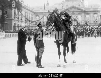 König sieht die Macht der französischen Armee bei der Parade in Versailles. Herzlichen Glückwunsch zum Befehlshaber. Der König, begleitet von Präsident Lebrun, begutachtete über 50,000 Männer der französischen Armee, einschließlich Kavallerie, mechanisierte und koloniale Abteilungen, bei einer Parade zu seinen Ehren in Versailles, Paris. Während einer Überprüfung flogen 600 Flugzeuge über die Decke. Foto zeigt, der König, die Hände schüttelnd mit General Billotte, der für die Überprüfung in Versailles verantwortlich war. Links ist Präsident Lebrun. 21 Juli 1938 Stockfoto