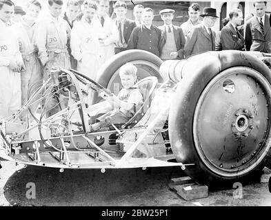 Cobbs neues Auto in Brooklands vor der Reise nach Amerika. Das Railton-Auto, in dem John Cobb Ende August in den Utah Salt Flats einen Versuch zum Weltrekord auf dem Land machen soll, war in seiner fertigen Form erstmals in Brooklands zu sehen, bevor es nach Amerika abging. Das Auto ist mit 1,250 PS Motoren ausgestattet. Cobbs Cockpit befindet sich vor der Achse in der Nase des Autos. Foto zeigt Timothy Railton, vierjähriger Sohn des Designers, Herr reid A Railton, der den Fahrersitz ausprobiert, bevor die Schale auf das Fahrgestell des Autos gesetzt wurde. Juli 1938 Stockfoto