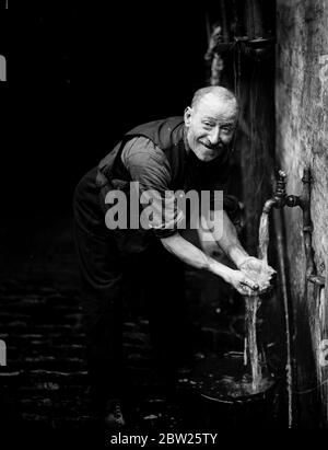 Ein Tag im Leben eines Schornsteinfegs. Die unendliche Aufgabe, für einen Schornsteinfeger aufzuräumen. Stockfoto