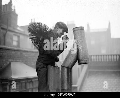 Ein Tag im Leben eines Schornsteinfegs. Schornsteinfeger hat eine schnelle Pause. Stockfoto