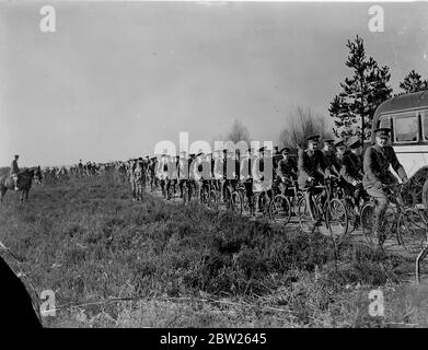 Kadetten benutzen Zyklen, um Artilleriedemonstrationen zu folgen. Kadetten vom Royal Military College (Sandhurst) benutzten Zyklen, um den Gewehren zu folgen, wenn ich fühle, dass Batterie in Kriegsstärke eine Demonstration für ihre Anweisung gab, nahe Camberley, Surrey. Foto zeigt, Kadetten Radfahren zu den Beobachtungsposten für die Demonstration. März 1938 Stockfoto