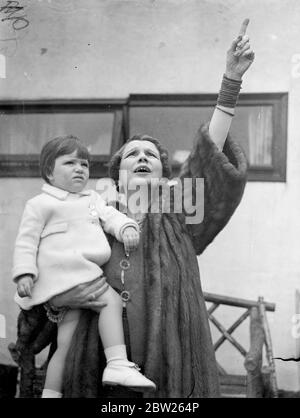 Ranee von Sarawak zeigt Grand Daughter die Flugzeuge bei 'All Women's Pilot's Dislay'. Starker Regen spülte einen Teil der ersten 'All Women Pilots'-Ausstellung aus, die im Romford Aerodrome, Essex, gezeigt wurde, als prominente britische und kontinentale Flugerinnen Ausstellungen hielten. Die Ausstellung wurde zugunsten des Romford Flying Club, der über eine Mitgliedschaft von mehr als 200 Mädchen verfügt, gegeben. Foto zeigt, die Ranee von Sarawak zeigt die Flugzeuge Roberta, ihre Enkelin. Roberta ist die Tochter von Harry Roy, dem Bandleader, und Princcess Pearl. Juli 1938 Stockfoto