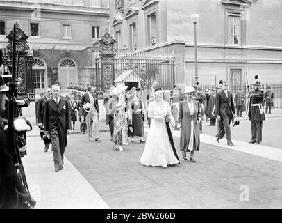 Königin trägt crinoline Kleid bei Versailles Mittagessen. Nachdem der König eine Militärüberprüfung in Versailles besucht hatte und die Königin das Hertford British Hospital besucht hatte, waren der König und die Königin zu Gast bei einem Mittagessen im Spiegelsaal des Versailles ChÃ¢teau. Foto zeigt, die Königin, trägt eine lange Crinoline unten, als sie zum Mittagessen kam, begleitet von Mme Lebrun. 21 Juli 1938 Stockfoto