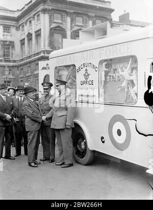 Luftminister inspiziert die Einstellung von Lieferwagen für RAF. Sir Kingsley Wood, der Luftminister, inspizierte im Hof des Somerset House, Strand, den ersten der neuen Transporter, die in der Kampagne zur Rekrutierung von 31,000 Männern für die Royal Air Force eingesetzt werden. Die Transporter sollen Recruiting-Touren durch ganz Großbritannien machen. Foto zeigt, Sir Kingsley Wood begrüßt die Crew des ersten der neuen Rekrutierungswagen. 14 Juli 1939 Stockfoto