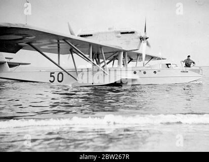 Dean fliegt auf der Suche nach neuen Ländern in der Nordpolsee. Wie die Abenteuer der alten, aber mit einem Flugzeug statt einem Segelschiff, verließ Dr. Lauge Koch Kopenhagen, um neue Länder zu suchen. Dr. Koch macht seine Erkundungen in der Nordsee. Foto zeigt, das deutsche Dornier Wal-Flugboot vor dem Start. Mai 1938 Stockfoto