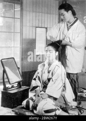 Japanische Mädchen einreichen, um 2 Stunden Agonie für verführerische coiffure. Nur wenige Menschen, die die schönen Frisuren japanischer Mädchen bewundern, erkennen die qualvolle körperliche Bestrafung, die sie durchmachen, um sie zu erhalten. Diese Bilder zeigen die komplizierten Prozesse, die nach zwei Stunden Arbeit auf Seiten des Kamiyuisan (Friseur) die endgültige Wirkung erzielen. Das Motiv für die Bilder, Adrienne Moore, und als die Frisur fertig war, sagte sie, dass sie sich beim Liegen in einem Stuhl fühlte, als ob Haskell erzählt würde und fand, dass es fast unmöglich sei, sich hinzulegen. Eine andere Tatsache, die sie entdeckte, war, dass J Stockfoto