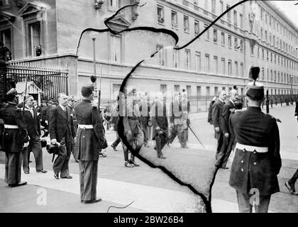 König sieht die Macht der französischen Armee bei der Parade in Versailles. Der König, begleitet von Präsident Lebrun, begutachtete über 40,000 Männer der französischen Armee, einschließlich Kavallerie, mechanisierte und koloniale Abteilungen, bei einer Parade zu seinen Ehren in Versailles, Paris. Während einer Überprüfung flogen 600 Flugzeuge über die Decke. Nach der Überprüfung. Der König war Ehrengast bei einem Mittagessen im Spiegelsaal des ChÃ¢teau von Versailles. Foto zeigt, der König bei der Rezension mit Präsident Lebrun (rechts). 21 Juli 1938 Stockfoto