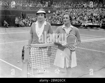 Helen Jacobs ruht nach der Etappe im Wimbledon-Finale. Miss Helen Jacobs musste sich ausruhen, nachdem ihr Bein im zweiten Satz ihres Spiels nachgab, als sie im Finale der Frauen-Singles in Wimbledon die Agaistin Mrs Helen W ills Moody war. Frau Moody gewann ihr 8. Finale mit 6:4, 6:0. Das war das vierte Mal, dass sie sich im Finsl getroffen hatten. Foto zeigt Frau Helen Wills Moody (Sonnenblende) und Frau Helen Jacobs nach ihrem Spiel gemeinsam im Netz. Juli 1938 Stockfoto