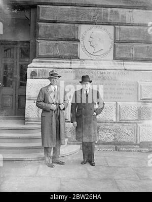 Neuer amerikanischer Botschafter im Auswärtigen Amt. Kurz nach seiner Ankunft in London, um seine Ernennung zu übernehmen, ging Joseph P. Kennedy, der neue amerikanische Botschafter, zum Außenministerium, um Lord Halifax, den Außenminister, zu besuchen. Foto zeigt, Herr Joseph Kennedy (Brille) , Verlassen des Auswärtigen Amtes, nach seinem Besuch, Herr Herschel V Johnson , Berater bei der amerikanischen Botschaft, der als verantwortlich d'Affaires fungierte, während die Botschafter Posten war vakant. März 1938 Stockfoto