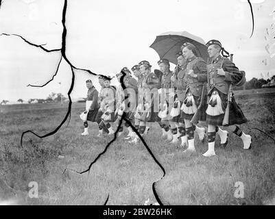 Kilted öffentlichen Schuljungen konkurrieren in Bisley. Jungen von den öffentlichen Schulen konkurrierten um den Ashburton Schild in Bisley, wo die Nationale Gewehrvereinigung Imperial Treffen im Gange ist. Foto zeigt, Kilted Jungen von George Heriot's School, Edinburgh, Ankunft auf der Century Range in Bisley. Juli 1938 Stockfoto