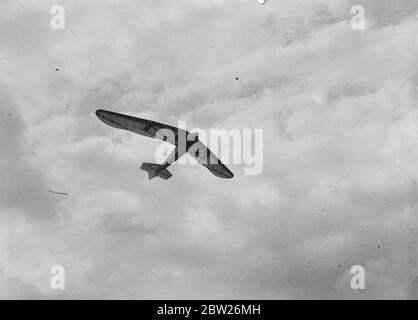 Air Under Secretary hat Segelflug nach der Eröffnung nationalen Wettbewerb. Kapitän HH Balfour, Unterstaatssekretär für Luft, machte den ersten Flug in einem Segelflugzeug nach der Eröffnung der Nationalen Segelflugwettbewerbe auf Dunstable Downs, Bedfordshire. Foto zeigt, der Segelflugzeug , in dem Kapitän Balfour den Flug machte, segelte über die Downs. Juli 1938 Stockfoto