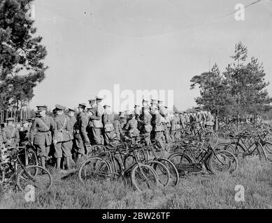 Militärkader sehen Artillerie in Aktion. Feldbatterie bei Kriegsstärke gab eine Demonstration in der Nähe von Camberley (Surrey) aus der Anweisung von Kadetten aus dem Royal Military College (Sandhurst). Foto zeigt, Kadetten beobachten die Artillerie in Aktion von Hügel. März 1938 Stockfoto