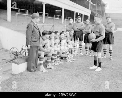 Bob John trainiert West Ham Spieler, das Training für die neue Fußballsaison beginnt. Die Fußballer von West Ham haben auf dem Upton Park Ground berichtet und das Training für die neue Saison hat bereits begonnen. In dieser Saison wird das Team von Bob John, dem ehemaligen Arsenal-Spieler, trainiert. Foto zeigt, Bob John gibt eine Lektion über Ballkontrolle an Mitglieder des West Ham First Teams in Upton Park, beobachtet von Charles Paynter, Manager Trainer des Clubs (links). 26 Juli 1938 Stockfoto