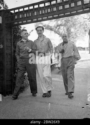 Herrenbekleidung Reform Party haben Empfang im Regent's Park. In "reformierten" maskulinen Kostümen gekleidet, besuchten Gäste einen Empfang der Herrenkleidungsreform im Open Air Theater im Regent's Park, London. Foto zeigt, drei der Gäste in reformierter Kleidung, die zur Rezeption kommen. 29 Juni 1938 Stockfoto