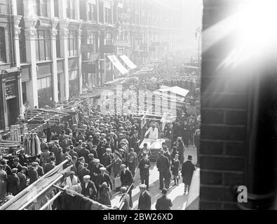 Petticoat Lane Market war voll mit Käufern und Händlern. 1933 Stockfoto