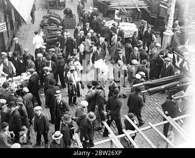 Petticoat Lane Market war voll mit Käufern und Händlern. 1933 Stockfoto