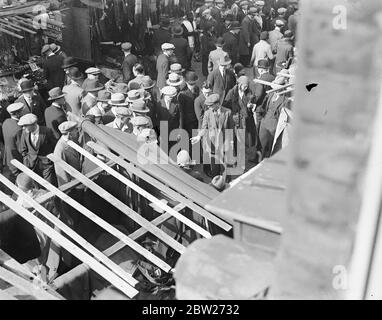 Petticoat Lane Market war voll mit Käufern und Händlern. 1933 Stockfoto