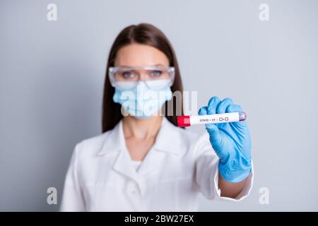 Nahaufnahme Foto von Dame professionelle Doc Klinik Krankenhaus Virologie Untersuchung Arm-Analyse Blutprobe Covid Testergebnisse positive negative Abnutzung Stockfoto