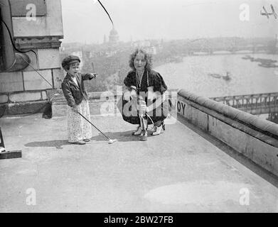 2 1/2 Jahre alt Body Guidahl ist Maskottchen des amerikanischen Ryder Cup-Team. Er ist selbst Golfer! Buddy Guldahl, 2 1/2 Jahre alter Sohn von Ralph Guldahl, amerikanischer Meister der offenen Tür, ist das Maskottchen des amerikanischen Ryder Cup Golfteams, das gerade in London angekommen ist, um Großbritannien zu treffen. Guldahl Senior, mit 25, ist das 'Baby' des Teams. Buddy folgt bereits in den Golfschlägen des Vaters und nutzte das Dach des Londoner Hotels als Übungskurs. Foto zeigt Buddy Guldhal, 2 1/2 Jahre alt, mit seinen Militärclubs auf dem Dach des Hotels zum Training. 23 Juni 1937 Stockfoto