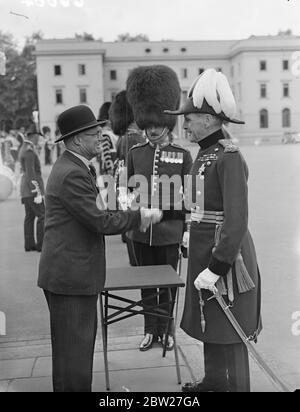 26 Jahre nach seiner Empfehlung für die Verdienstmedaille erhielt Herr J. Brady die Auszeichnung von Major General B. N. Sergeon-Brooke, General Officer Commanding, London District, in Wellington Barracks. Als er für die Medaille empfohlen wurde, war Herr Bradey amtierender Feldwebel der Freiwilligen-Gewehre der Eastern Bengal State Railway und der Freiwillige des Prince of Wales (South Lancashire Regiment). Bradley vergaß alles über die Auszeichnung, bis er vor kurzem einen Brief vom Kriegsamt erhielt. Generalmajor B. N. Sergeson-Brooke schüttelt sich die Hände mit J Brady in Wellington Barracks. 29 Juni 1937 Stockfoto