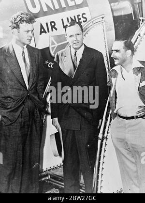 George Palmer Putnam bei seiner Ankunft in Los Angeles mit seinem Sohn David Binney Putnam (links) und Paul Mantz, technischer Berater der Luftfrau (rechts). Nach wochenlanger Suche, in der die US-Marine und Luftwaffe den Pazifik durchforstet haben, wurden Schiffe und Maschinen zu ihren Stützpunkten zurückbeordert. Amelia Earhart war zusammen mit ihrem Seefahrer Captain Fred Noonan auf der letzten Etappe, aber einer Weltumrundung, im Pazifik bei Howland Island verloren. 19 Juli 1937 Stockfoto