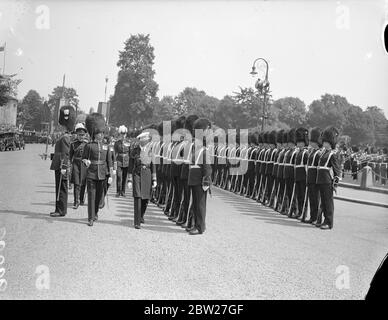 Der König inspizierte eine Ehrenwache der ersten Bataillon Walisischen Garde im Civic Center. Sie legten während ihrer Tour durch South Wales einen Kranz im Welsh National Memorial in Alexandra Gardens Cathays Park Cardiff an. 14 Juli 1937. Stockfoto