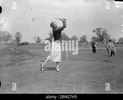 Diana Fishwick fährt vom neunten Abschlag beim Krönungsspiel der englischen Golf Union, bei dem 20 führende Amateure gegen 10 Golferinnen und 10 Profis spielen. Der Wettbewerb findet im Moor Park Club, Rickmansworth statt und die Proceedings werden dem King George V National Memorial Fund gewidmet sein. 18 Juni 1937 Stockfoto