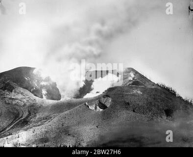 Rauch und vulkanischer Schlamm strömen aus dem Krater auf Matupi Island. Erste Bilder von Vulkankatastrophen auf den Inseln Neuguineas. Drei Vulkane, zwei auf der Insel Vulcan und einer auf der Insel Matupi, brachen heftig unter Bimsstein und Schlamm auf den Dächern der Hauptstadt Rabaul der Insel Neubritanien in Neuguinea aus. Ein Ausnahmezustand wurde ausgerufen. 18 Juni 1937 Stockfoto