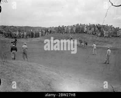 Die Ryder Cup-Spiele zwischen Großbritannien und Amerika wurden auf dem Ainsdale Course in Southport eröffnet. A. H. Padgham legt im ersten Viererspiel gegen Ed Dudley und Byron Nelson von Amerika das erste Grün an. Padgham wurde von Henry Cotton aus England partnered. 29 Juni 1937 Stockfoto