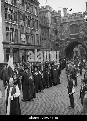 Ritter des Heiligen Johannes in Prozession zum Gedenkgottesdienst. Der jährliche Gedenkgottesdienst des Johanniterordens von Jerusalem fand in der Großprioritenkirche, St. Johns Gate, Clerkenwell, statt, als die Ritter in der traditionellen malerischen Prozession marschierten. Foto zeigt, die Prozession der Ritter zum Gottesdienst. 24 Juni 1937 Stockfoto