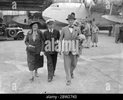 Das Imperial Airways-Flugboot Caledonia kam von der Foynes-Flugbasis, Irland, nach ihrer ersten experimentellen Doppelkreuzfahrt des Atlantiks zurück nach Southampton. Die Rückkehr der Überfahrt wurde in 12 Stunden 7 Minuten erreicht. Radio-Betreiber Hobbs bei der Ankunft von seinen Eltern begrüßt. Juli 1937 [?] Stockfoto