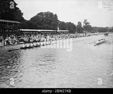 Die amerikanische Crew behält den Thames Challenge Cup in Henley. Die Mannschaft der Tabor Academy (USA) behielt den Thames Challenge Cup, indem sie die Crew des London Rowing Club 'B' am letzten Renntag in der Henley Royal Regatta besiegte. Foto zeigt, dass die Tabor Academy Crew den Thames Challenge Cup im zweiten Jahr gewonnen hat. Juli 1937 Stockfoto