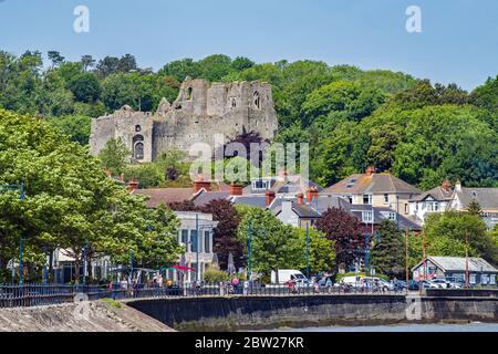 Oystermouth Castle oberhalb des Dorfes Oystermouth in Swansea Bay, kurz vor dem Küstendorf Mumbles. Stockfoto