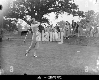 Miss K. Garnham fährt vom dritten Abschlag. Sie spielt in einem der Vierer mit Henry Cotton gegen J. J. F. Pennick und L. G. Crawley. Sie spielen im Krönungsspiel der englischen Golf Union, in dem 20 führende Amateure gegen 10 Golferinnen und 10 Profis spielen. Der Wettbewerb findet im Moor Park Club, Rickmansworth statt und die Proceedings werden dem King George V National Memorial Fund gewidmet sein. 18 Juni 1937 Stockfoto