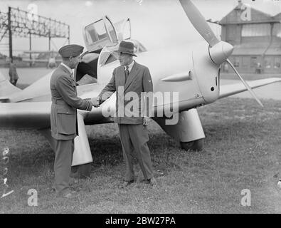 Lord Swinton, der Luftminister, begrüßte den Luftmarschall P.B Joubert de la Ferte, den Oberbefehlshaber des Luftwaffenkommandanten, das Küstenkommando, als er bei Lee-on-Solent ankam. Behandlung sollte große Luft und Meer an der Südküste wüten. Die zweitägige Übung wurde verwendet, um die Verteidigung Großbritanniens zu testen. 15 Juli 1937 Stockfoto