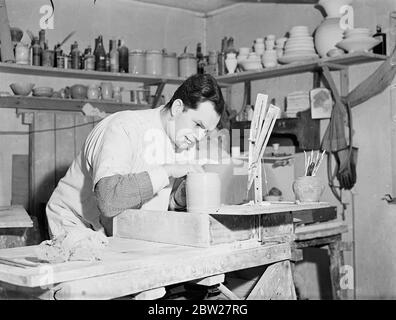 London hat noch einen Handtopftoper. Ronald Czilinsky, einer der letzten professionellen Handtopflasterer im Londoner Stadtteil, arbeitete in einem Haus, das er für sich und seine Familie in Harrow Weald, Middlesex, gebaut hat. Herr Czilinsky, der sowohl Designer als auch Töpfer ist, hat seine eigenen Öfen, Töpferräder und Hausmöbel gemacht. Er hat sein Esszimmer in ein Studio umgewandelt. Trotz der Massenproduktion sagt Czilinsky, dass es immer noch einen begrenzten Markt für Handkeramik gibt, und er behauptet, dass es einen Stil und eine Ausführung hat, die andere Methoden nicht geben können. Er ist der Meinung, dass Männer bessere Töpfer als Frauen machen. Für Stockfoto