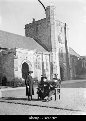 Wo gastfreundliche Sitte von acht Jahrhunderten überlebt. Kostenloses Ale und Brot für Wanderer. Das Überleben der alten Klöster, in denen die Wanderer Nahrung und Unterkunft für die Nacht erhielten, gibt es noch in der antiken Stadt Winchester, dem 800 Jahre alten Krankenhaus von St Cross, wo ein Horn von Ale und ein Stück Brot, kostenlos, Von jedem, der sich darum kümmert. Das Krankenhaus wurde 1136 gegründet, um dreizehn bedürftige Männer zu beherbergen und armen Wanderern, die an die Tore klopfen könnten, Essen und Trinken zu geben. Jetzt sind die Bewohner des Krankenhauses Nummer fünfzehn und sind bekannt als Brüder des heiligen Kreuzes Stockfoto