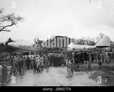 Großbritanniens größtes Flugzeug, der Armstrong Whitworth Ensign (G-ADSR), wird in Hamble getestet. Großbritanniens größtes Passagierflugzeug wurde in Hamble, Hampshire, für Versuche herausgenommen. Die Maschine ist nicht vom Typ „Ensign“. Das neue Flugzeug verschwendet 20 t mit einer Geschwindigkeit von 200 Meilen pro Stunde. Neben der Besatzung hat sie Unterkunft für 42 Passagiere. Die Spannweite beträgt 23 Fuß, und eine Gesamtlänge von 110 Fuß. Die Maschine ist die erste von 14 Flotten, die für Imperial Airways in der Hamble-Fabrik von Armstrong, Whitworth Limited, gebaut werden. Bäume und Zäune mussten entfernt werden, um Platz für die zu machen Stockfoto