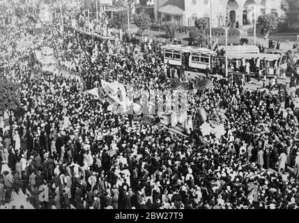 Die Hochzeit von König Farouk in Kairo. Mit traditioneller muslimischer Zeremonie wurde der 17-jährige König Farouk von Ägypten im Koubbeh-Palast in Kairo mit der Richterin des ägyptischen Berufungsgerichts, Frau Farida Zulficar Pasha, verheiratet. Fotoausstellungen, riesige Menschenmassen, die die Prozession der geschmückten Wagen vom Abdin Palast zum Koubbah Palast beobachten, während ganz Kairo an den Hochzeitsfeiern teilnehmen. 23. Januar 1938. Stockfoto