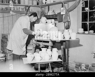 London hat noch einen Handtopftoper. Ronald Czilinsky, einer der letzten professionellen Handtopflasterer im Londoner Stadtteil, arbeitete in einem Haus, das er für sich und seine Familie in Harrow Weald, Middlesex, gebaut hat. Herr Czilinsky, der sowohl Designer als auch Töpfer ist, hat seine eigenen Öfen, Töpferräder und Hausmöbel gemacht. Er hat sein Esszimmer in ein Studio umgewandelt. Trotz der Massenproduktion sagt Czilinsky, dass es immer noch einen begrenzten Markt für Handkeramik gibt, und er behauptet, dass es einen Stil und eine Ausführung hat, die andere Methoden nicht geben können. Er ist der Meinung, dass Männer bessere Töpfer als Frauen machen. Für Stockfoto