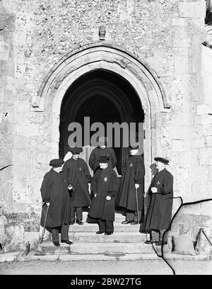 Wo gastfreundliche Sitte von acht Jahrhunderten überlebt. Kostenloses Ale und Brot für Wanderer. Das Überleben der alten Klöster, in denen die Wanderer Nahrung und Unterkunft für die Nacht erhielten, gibt es noch in der antiken Stadt Winchester, dem 800 Jahre alten Krankenhaus von St Cross, wo ein Horn von Ale und ein Stück Brot, kostenlos, Von jedem, der sich darum kümmert. Das Krankenhaus wurde 1136 gegründet, um dreizehn bedürftige Männer zu beherbergen und armen Wanderern, die an die Tore klopfen könnten, Essen und Trinken zu geben. Jetzt sind die Bewohner des Krankenhauses Nummer fünfzehn und sind bekannt als Brüder des heiligen Kreuzes Stockfoto