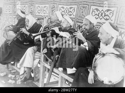 Pipers bei der Hochzeit. König Farouk in Kairo. Mit traditioneller muslimischer Zeremonie wurde der 17-jährige König Farouk von Ägypten im Koubbeh-Palast in Kairo mit der Richterin des ägyptischen Berufungsgerichts, Frau Farida Zulficar Pasha, verheiratet. Fotoausstellungen, ägyptische Pfeifer und Trommler, die während der Hochzeit im Garten des Koubbah Palace spielen. 23. Januar 1938. Stockfoto