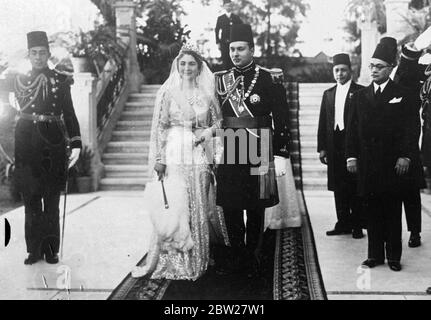 Der 17-jährige König Farouk und seine Braut, Miss Farida Zulficar, 17, nach ihrer Hochzeit in Kairo. 23. Januar 1938. Stockfoto