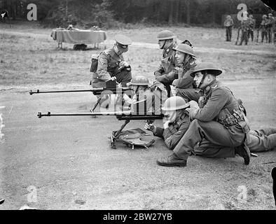 Neues Panzerabwehrgewehr bei der Aldershot Demonstration. Die neueste Ausrüstung und Ausbildung der Infanterieeinheiten der britischen Armee wurde vom 1. Battlalion, dem South Staffordshire Regiment, in einer Reihe von Übungen im Aldershot Camp, Hampshire, demonstriert. Foto zeigt, dass das 'Boys Anti-Tank Rifle' demonstriert wird. Das Gewehr ist 0,55 und das Magazin hält fünf Runden. 21. Januar 1938 Stockfoto