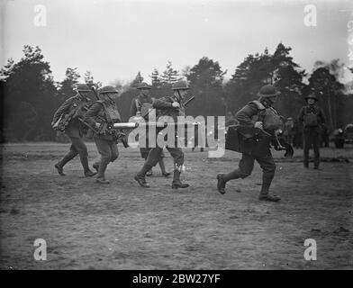 Neueste Ausbildung und Ausrüstung der britischen Armee demonstriert in Aldershot Neueste Ausrüstung und Ausbildung der Infanterie-Abteilungen der britischen Armee wurden durch die 1. Battlalion The South Staffordshire Regiment in einer Reihe von Übungen im Aldershot Lager, Hampshire demonstriert. Foto zeigt, ein leichtes Mörser-Team bereit, in Aktion zu gehen. Der 3 Zoll leichte Mörtel ist in der Lage, 40 Schalen pro Minute zu feuern. 21. Januar 1938 Stockfoto