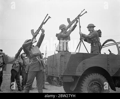 Neueste Ausbildung und Ausrüstung der britischen Armee demonstriert in Aldershot Neueste Ausrüstung und Ausbildung der Infanterie-Abteilungen der britischen Armee wurden durch die 1. Battlalion The South Staffordshire Regiment in einer Reihe von Übungen im Aldershot Lager, Hampshire demonstriert. Foto zeigt, British Army Standard Bren Maschinengewehre in Anti-Flugzeug-Rolle verwendet. 21. Januar 1938 Stockfoto