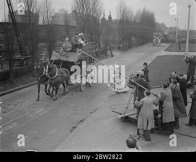 Fernsehen Londons Transport, alte Busse im Umzug. Londons Busse, von den alten Pferdefahrzeugen bis zum 'Old Bill' und den modernen Leviathans mit mehr als 60 Sitzplätzen, wurden in einem 'Pageant of Transport' im Londoner Transportdepot Chiswick übertragen. Die Busse, die von Männern in entsprechenden Kostümen bemannt wurden, wurden aus dem eigenen Museum des Londoner Transportwesens gebracht. Fotosendungen, Fernsehübertragung eines Pferdebusses in Chiswick. Die Fernsehkamera ist auf einem mobilen LKW montiert. 14. Januar 1938 Stockfoto