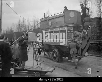 Berühmter Kriegsbus, der in Chiswick im Zug des Verkehrs übertragen wurde. Londons Busse, von den alten Pferdefahrzeugen bis zum 'Old Bill' und den modernen Leviathans mit mehr als 60 Sitzplätzen, wurden in einem 'Pageant of Transport' im Londoner Transportdepot Chiswick übertragen. Die Busse, die von Männern in entsprechenden Kostümen bemannt wurden, wurden aus dem eigenen Museum des Londoner Transportwesens gebracht. Foto zeigt, "Old Bill", der Bus, der Tausende von britischen Truppen während des großen Krieges, in Chiswick übertragen. 14. Januar 1938 Stockfoto