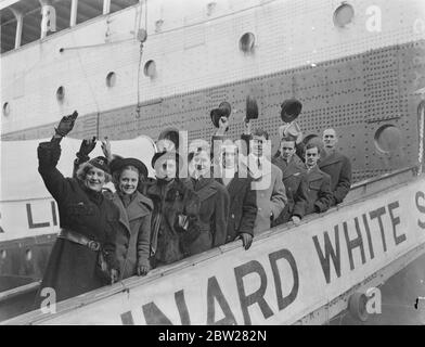 US-Tischtennismannschaft kam zur Weltmeisterschaft. Die US-amerikanische Tischtennismannschaft, die bei den bevorstehenden Weltmeisterschaften in London antreten wird, ist mit dem Liner 'Aquitania' in Southampton angekommen. Foto zeigt, das amerikanische Team bei der Ankunft in Southampton, links nach rechts, Clara Harrison, Betty Henry, Mildred Wilkinson, George Hendry, Sol Schiff, Burnard Grimes, Jimmy McClure, Louis Pagliare und Moris B Bassford. 19. Januar 1938 Stockfoto